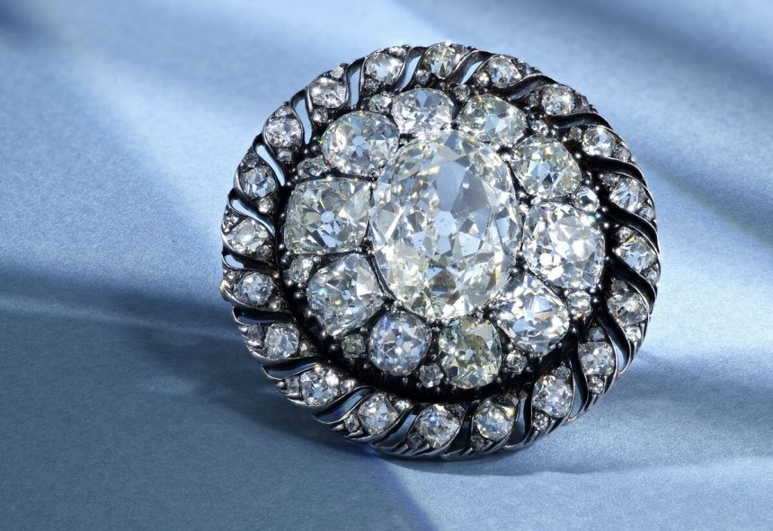 el-broche-de-diamantes-de-napoleon-sale-a-subasta-por-primera-vez