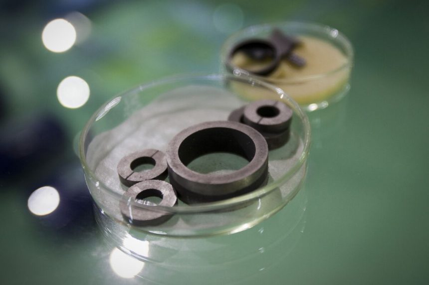 estados-unidos-busca-invertir-en-un-fabricante-de-imanes-de-tierras-raras-en-carrera-con-china