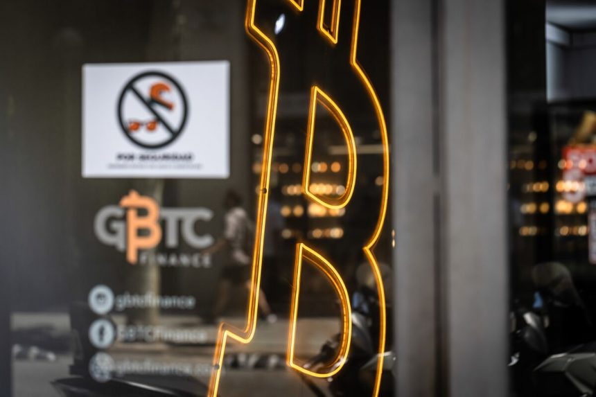 cripto-golpeado-por-ballenas-bitcoin-que-arrojan-$-45-mil-millones-en-apuestas