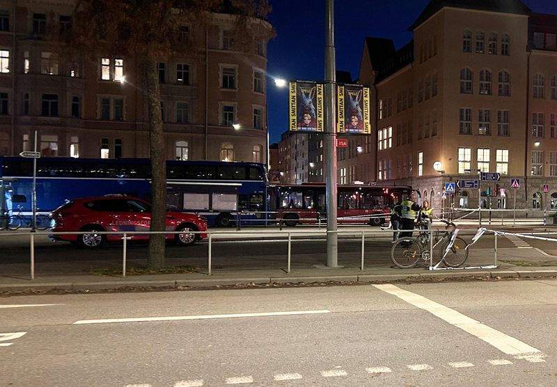 varias-personas-mueren-al-estrellarse-un-autobus-contra-una-parada-en-estocolmo,-dice-la-policia