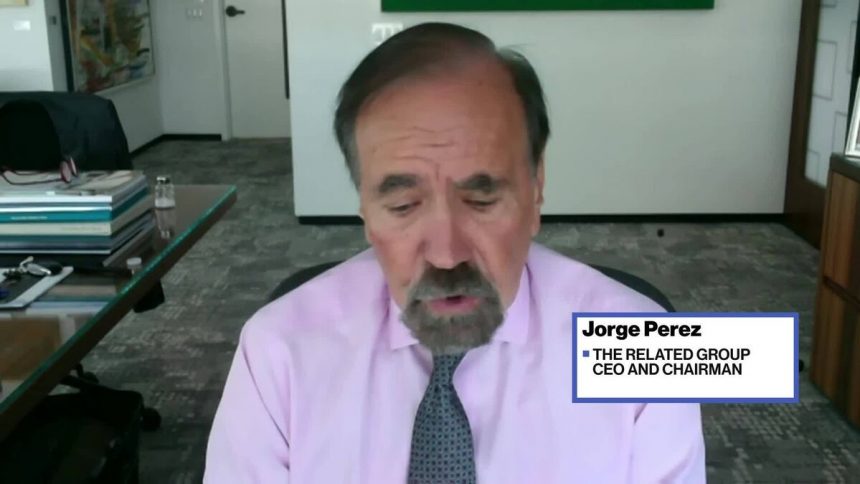 director-general-del-grupo-relacionado-en-bienes-raices-y-politica-de-inmigracion