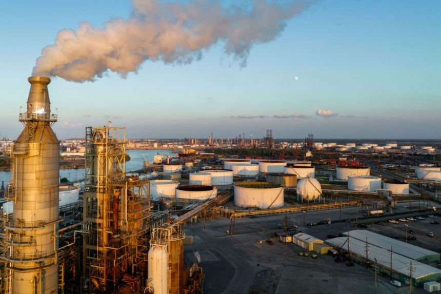 los-consumidores-se-sienten-presionados-en-el-surtidor-mientras-rusia-impulsa-el-auge-de-la-refinacion-de-petroleo