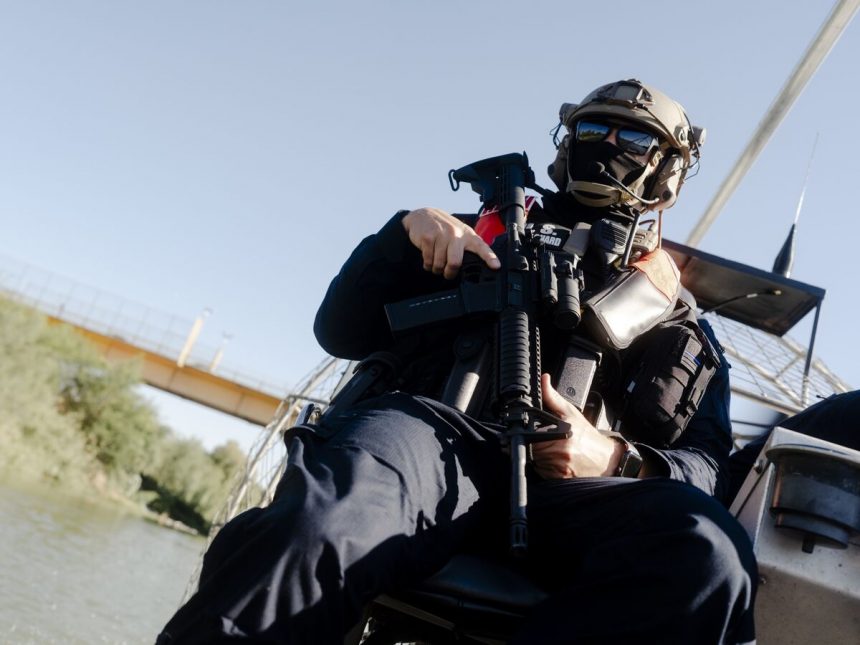 la-guardia-costera-patrulla-el-rio-grande-mientras-los-agentes-fronterizos-atacan-las-ciudades-de-ee-uu.