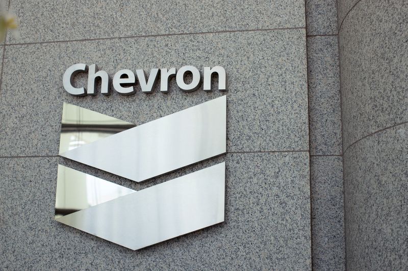exclusiva-chevron-se-une-a-la-carrera-para-explorar-la-posible-compra-de-activos-de-lukoil,-dicen-las-fuentes