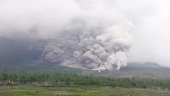 ver:-el-volcan-semeru-de-indonesia-arroja-gigantescas-nubes-de-ceniza-al-entrar-en-erupcion