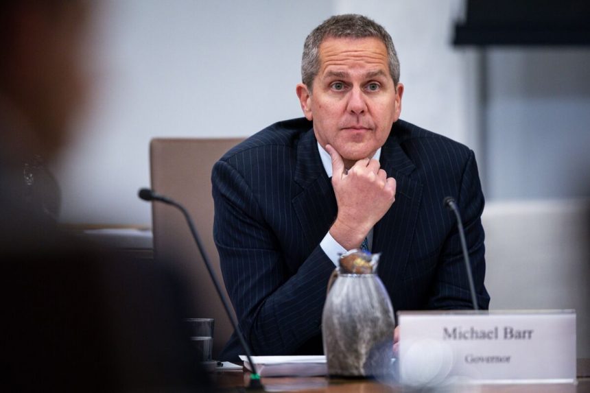 barr-dice-que-la-fed-debe-actuar-con-cuidado-mientras-la-inflacion-sigue-en-el-3%