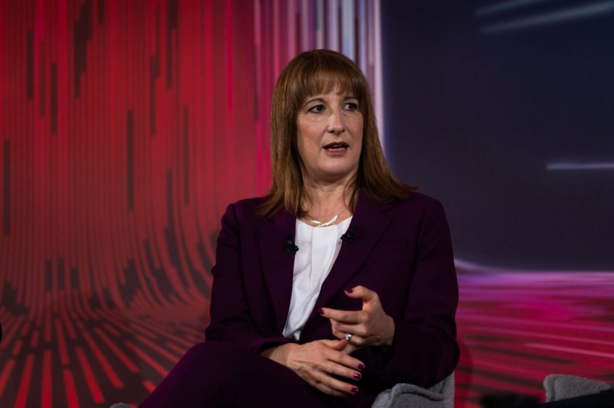 reeves-congelara-las-tarifas-ferroviarias-como-parte-del-esfuerzo-por-el-costo-de-vida-en-el-reino-unido