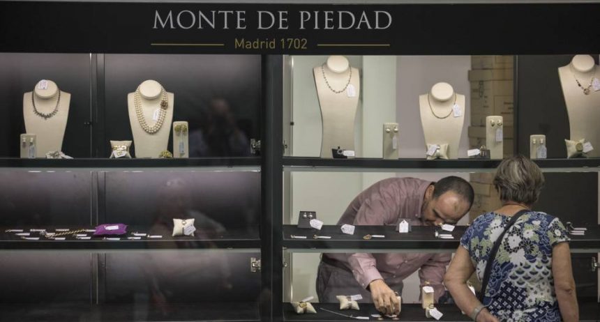 empenar-joyas-de-la-tatarabuela-para-pagar-la-hipoteca:-la-subida-del-oro-revive-los-montes-de-piedad
