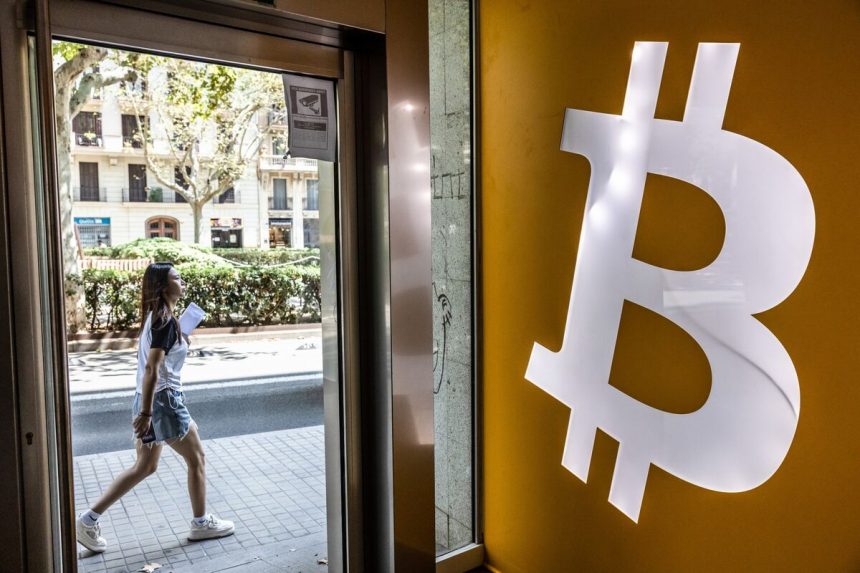 los-fondos-de-bitcoin-se-preparan-para-el-peor-mes,-ya-que-los-inversores-obtienen-$-3.5-mil-millones