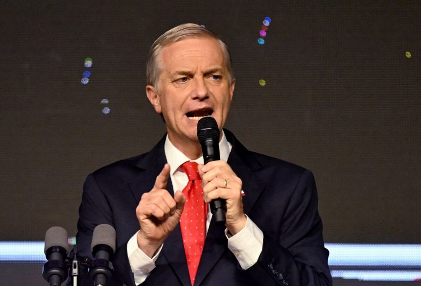 el-favorito-presidencial-de-chile,-jose-antonio-kast,-se-prepara-para-una-corta-luna-de-miel-si-gana