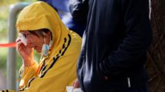 «esto-se-podia-prevenir»:-furia-y-preguntas-tras-el-incendio-mas-mortifero-de-hong-kong-en-decadas