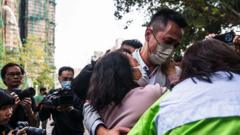 ‘aguanta’:-la-agonizante-espera-de-los-desaparecidos-tras-el-incendio-de-hong-kong