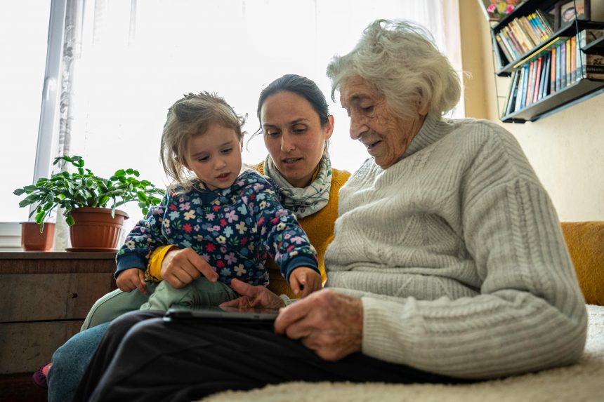 radiografia-del-amor-invisible:-quien-cuida-a-los-mayores-en-la-sociedad-espanola