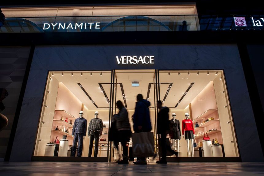 la-renovacion-de-versace-de-prada-para-evitar-mas-compras-en-un-futuro-proximo