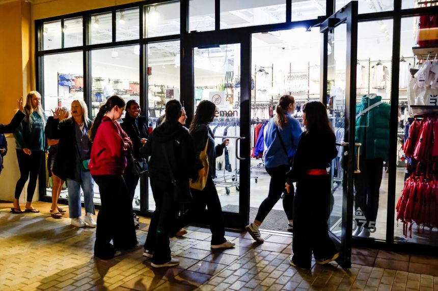 el-black-friday-atrae-multitudes-esporadicas-en-las-primeras-horas