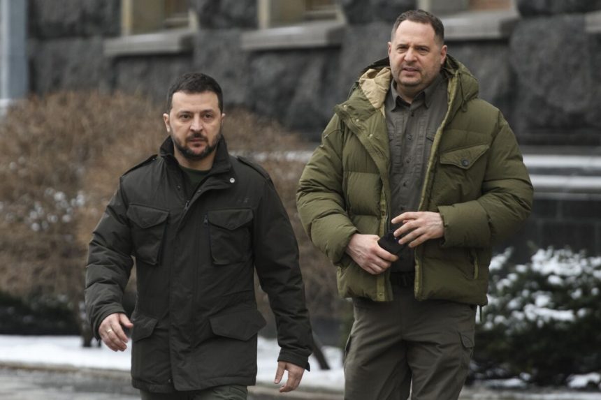 zelenskiy-queda-expuesto-por-la-perdida-de-su-principal-asesor-a-medida-que-aumenta-la-presion-de-estados-unidos