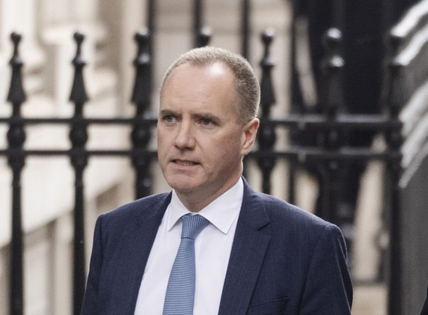 el-jefe-de-la-obr-del-reino-unido-dimite-tras-la-filtracion-anticipada-del-presupuesto-de-reeves