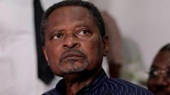 conmocion-en-camerun-cuando-un-agitador-de-la-oposicion-de-74-anos-muere-bajo-custodia