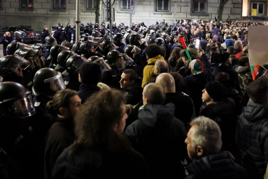 bulgaros-chocan-con-la-policia-en-la-mayor-protesta-en-anos