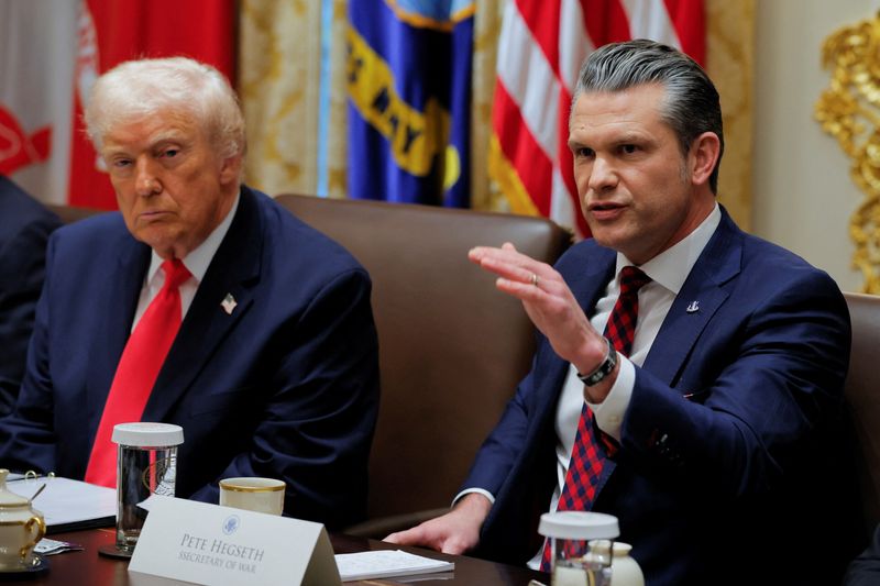 hegseth:-estados-unidos-respalda-a-los-comandantes-en-ataques-a-presuntos-buques-narcotraficantes