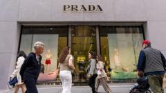 el-gigante-italiano-de-la-moda-prada-compra-versace-con-descuento