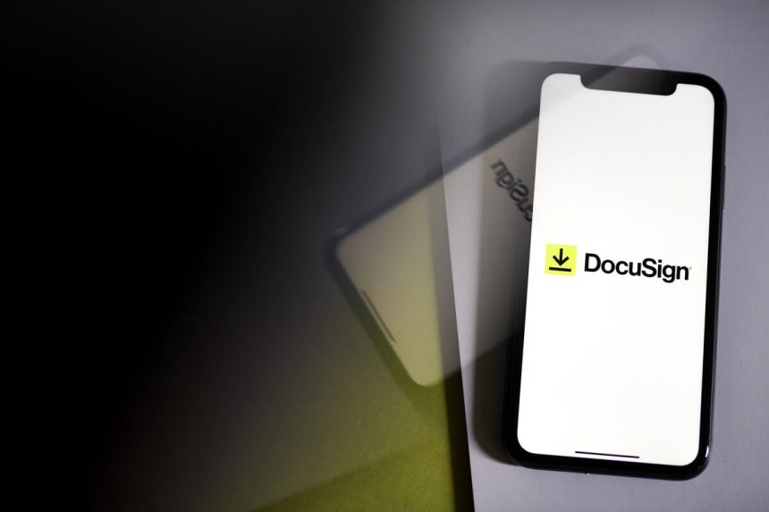 docusign-se-desliza-sobre-las-perspectivas-despues-de-que-el-tercer-trimestre-supere-las-estimaciones
