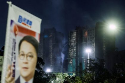 hong-kong-se-enfrenta-a-una-baja-participacion-electoral-mientras-los-residentes-lamentan-el-incendio-mortal