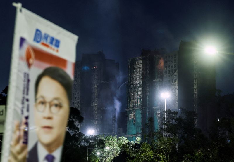 hong-kong-se-enfrenta-a-una-baja-participacion-electoral-mientras-los-residentes-lamentan-el-incendio-mortal