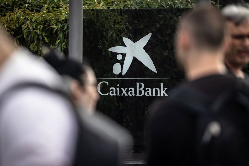 pimco-estaria-cerca-de-comprar-450-millones-de-euros-en-prestamos-de-caixabank