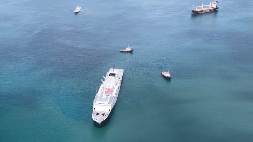 barco-hospital-chino-visita-jamaica-mientras-canoneras-estadounidenses-surcan-el-caribe