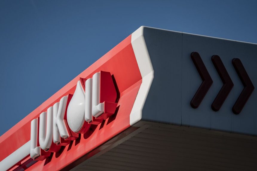 la-rama-estadounidense-de-lukoil-recurre-a-pequenos-bancos-mientras-las-sanciones-afectan-la-financiacion