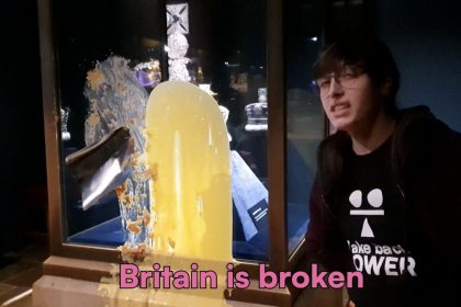 manifestantes-arrojan-crumble-y-natillas-a-las-joyas-de-la-corona-en-un-truco-de-la-torre-de-londres