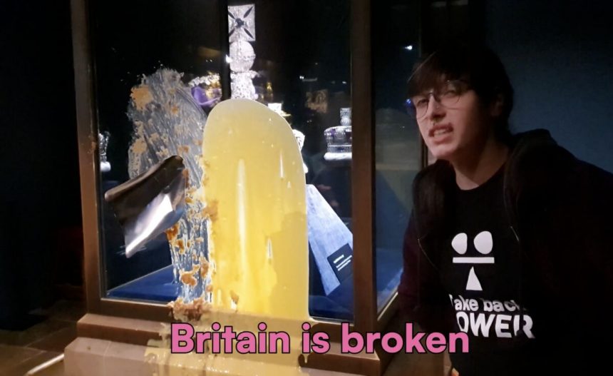 manifestantes-arrojan-crumble-y-natillas-a-las-joyas-de-la-corona-en-un-truco-de-la-torre-de-londres