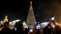 el-arbol-de-navidad-de-belen-se-enciende-por-primera-vez-desde-el-inicio-de-la-guerra-en-gaza