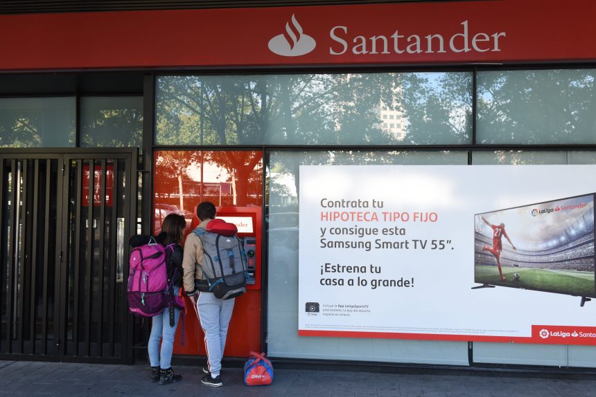 el-santander-explora-comprar-a-aegon-su-alianza-de-seguros-de-vida-en-espana