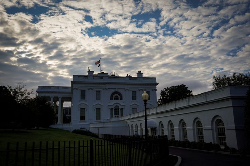 trump-revelara-una-ayuda-de-12.000-millones-de-dolares-para-los-agricultores-afectados-por-la-guerra-comercial,-dice-un-funcionario-de-la-casa-blanca