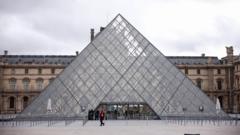 una-fuga-de-agua-en-el-louvre-dana-cientos-de-libros
