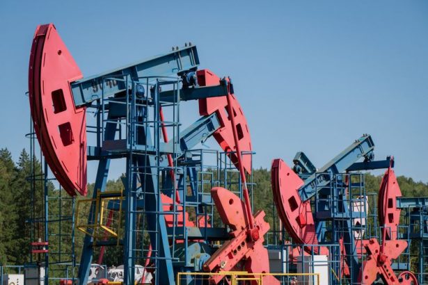 el-petroleo-cae-con-las-conversaciones-de-paz-en-ucrania-y-la-decision-sobre-las-tasas-de-eeuu.-en-el-punto-de-mira