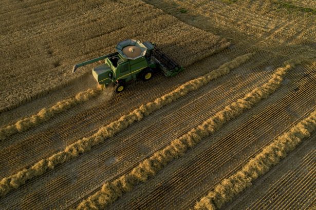 deere-dice-que-esta-ayudando-a-los-agricultores-despues-de-que-trump-presionara-a-los-fabricantes-de-tractores