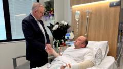 ‘lo-mejor-de-nuestro-pais’:-el-primer-ministro-australiano-visita-al-heroe-bondi-en-el-hospital