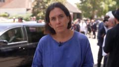 los-dolientes-rinden-homenaje-al-rabino-schlanger-durante-el-funeral