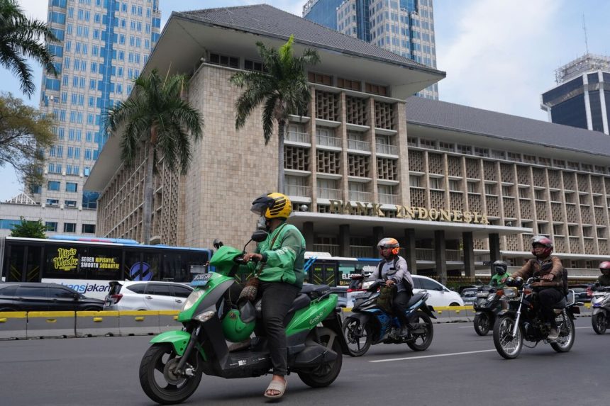 indonesia-mantiene-la-tasa-mientras-el-exodo-de-fondos-extranjeros-hunde-la-rupia