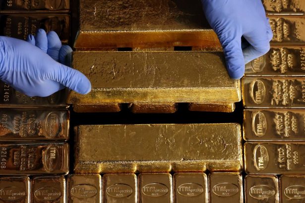 el-oro-se-mantiene-cerca-de-un-maximo-record-mientras-los-operadores-observan-los-datos-de-eeuu.-y-venezuela