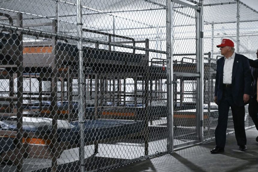 ice-planea-ampliar-las-detenciones-con-un-acuerdo-para-disenar-‘megacentros’