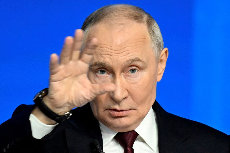 mensajes-sarcasticos-aparecen-en-la-pantalla-grande-mientras-habla-putin-de-rusia