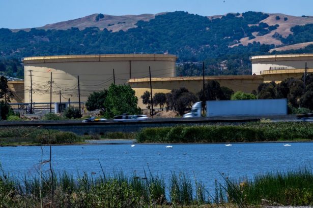 el-petroleo-se-encamina-a-su-segunda-caida-semanal-mientras-dominan-las-preocupaciones-sobre-el-exceso-de-oferta