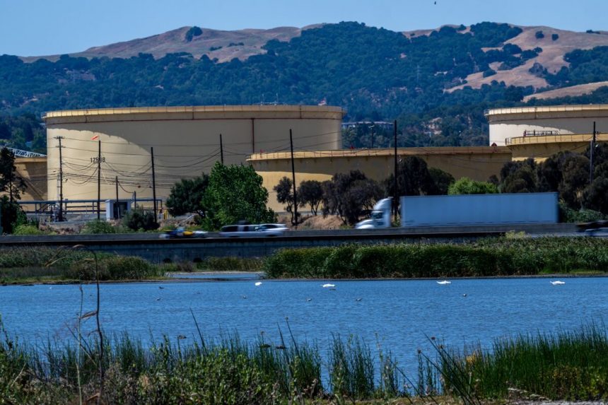 el-petroleo-se-encamina-a-su-segunda-caida-semanal-mientras-dominan-las-preocupaciones-sobre-el-exceso-de-oferta