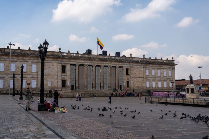 inversionista-compra-$6-mil-millones-en-bonos-en-pesos-colombianos