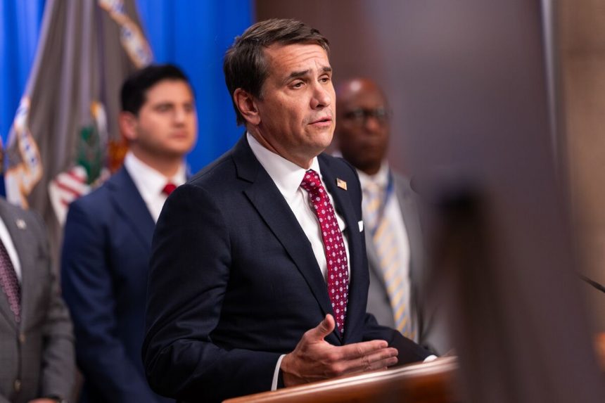 blanche-dice-que-estaba-justificado-sacar-una-foto-de-trump-del-archivo-epstein