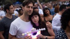 se-guarda-un-minuto-de-silencio-para-recordar-a-las-victimas-del-ataque-a-bondi-beach